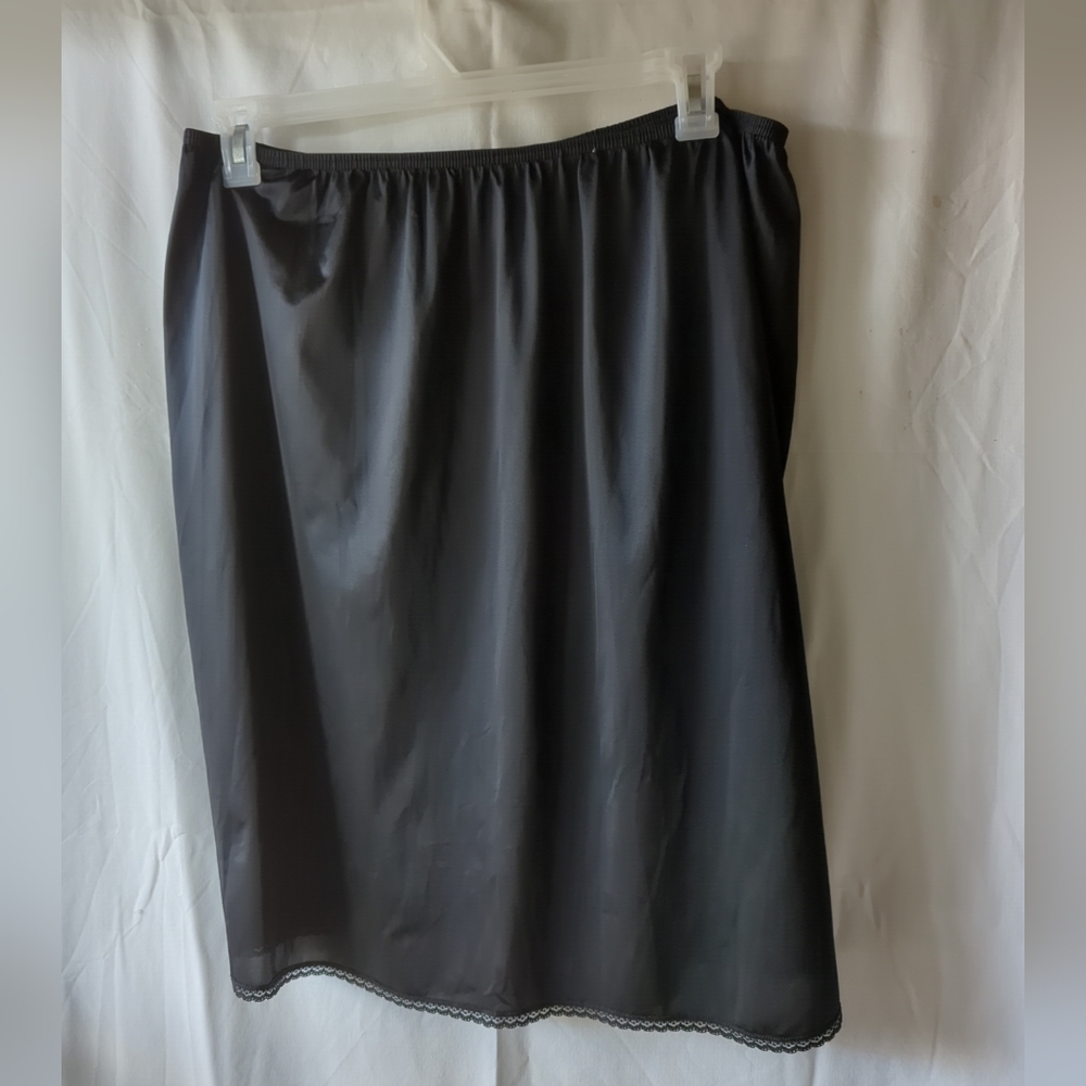 Vintage Vassarette Black 1/2 Slip With Lace Trim At Hem & Side Slit Size XL - Picture 2 of 8